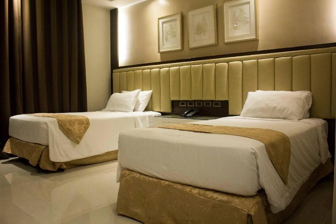 คราวน์รอยัลโฮเต็ล Hotel Balanga ภายนอก รูปภาพ