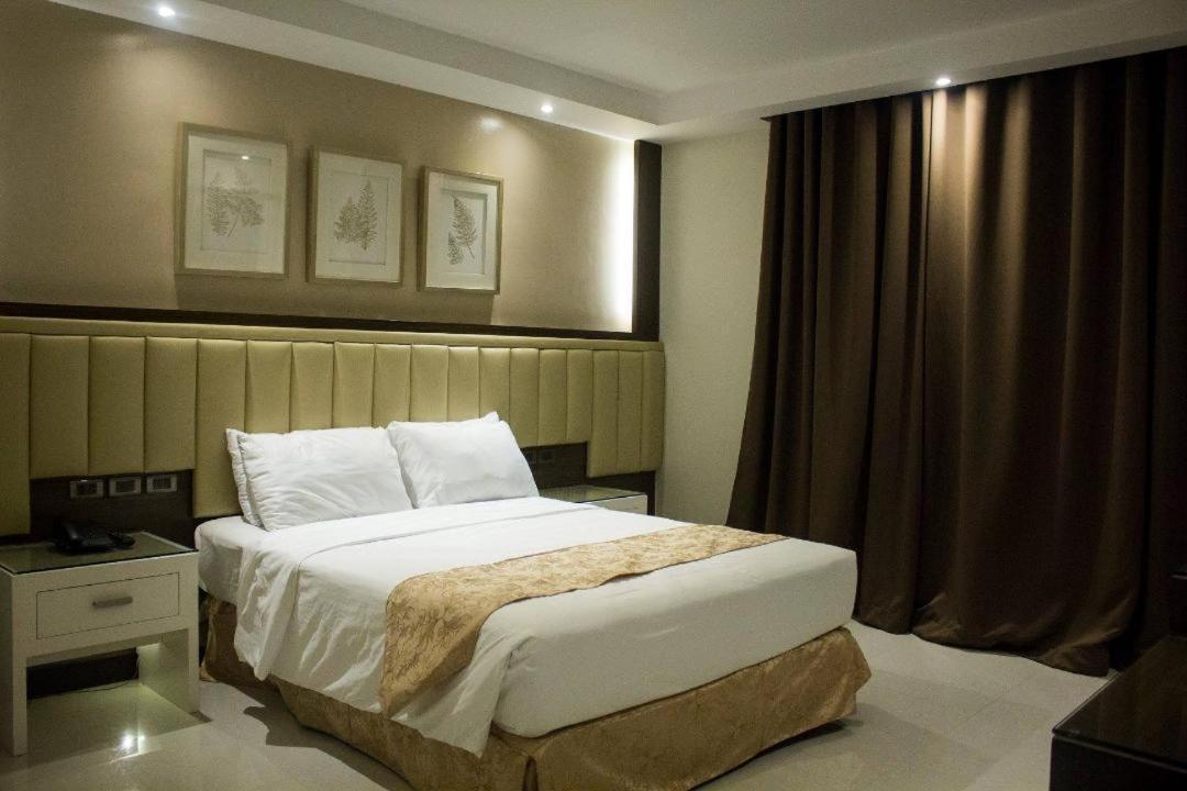 คราวน์รอยัลโฮเต็ล Hotel Balanga ภายนอก รูปภาพ