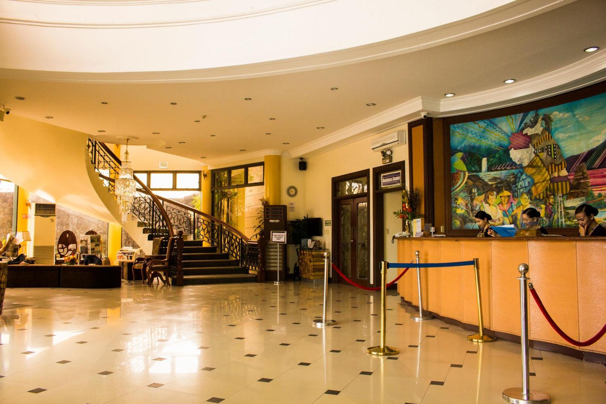 คราวน์รอยัลโฮเต็ล Hotel Balanga ภายนอก รูปภาพ
