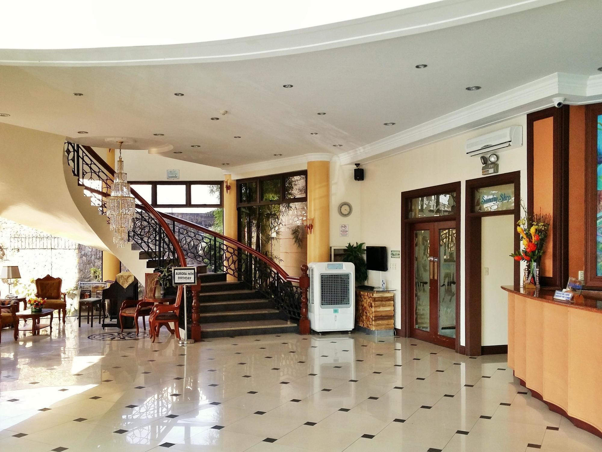 คราวน์รอยัลโฮเต็ล Hotel Balanga ภายนอก รูปภาพ