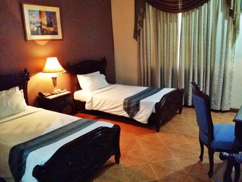 คราวน์รอยัลโฮเต็ล Hotel Balanga ภายนอก รูปภาพ
