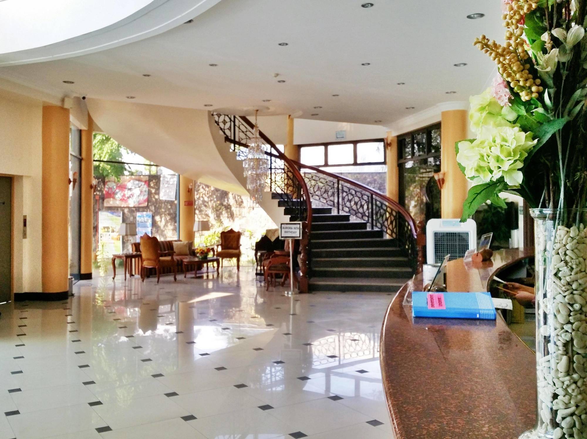 คราวน์รอยัลโฮเต็ล Hotel Balanga ภายนอก รูปภาพ
