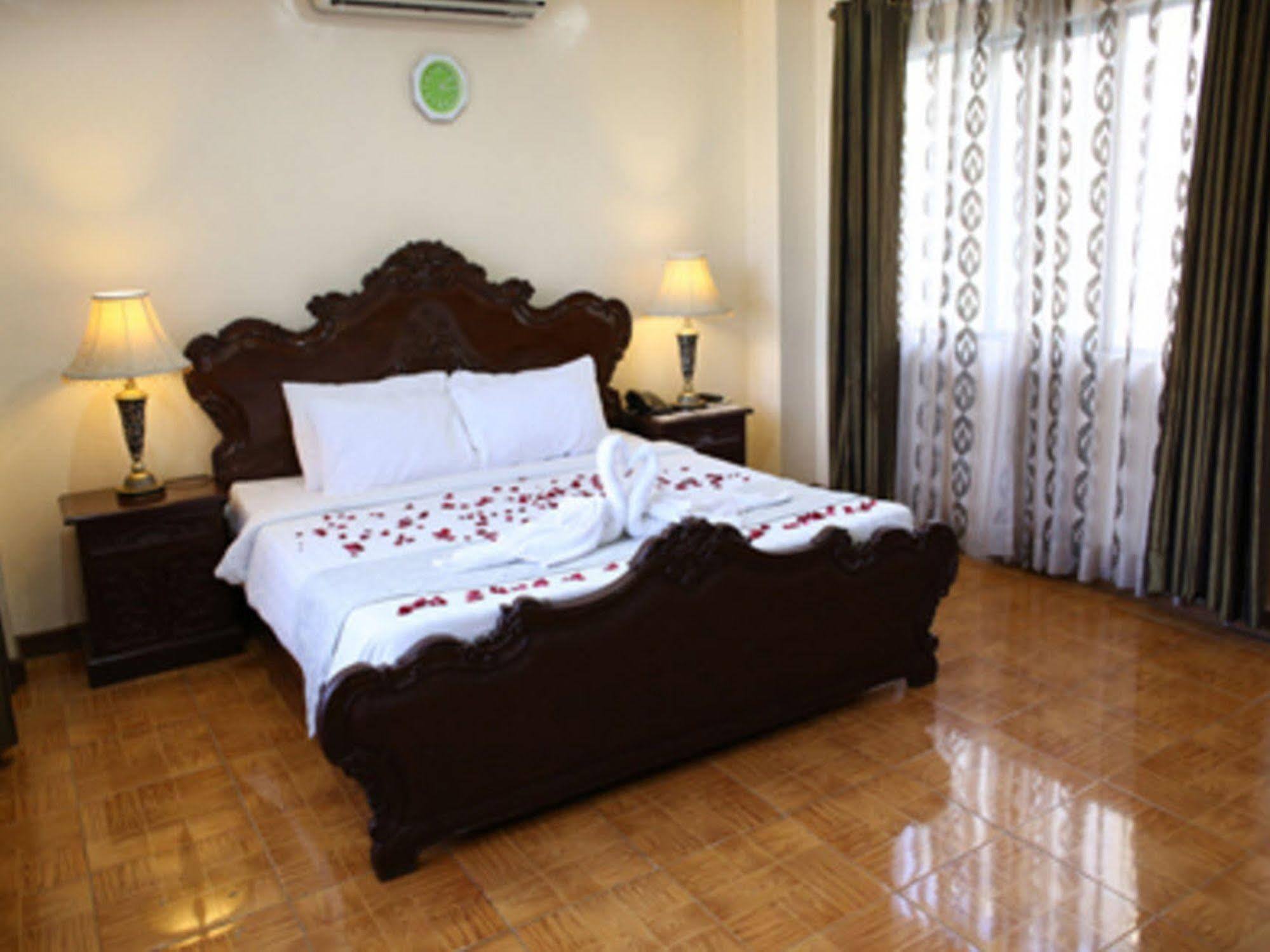 คราวน์รอยัลโฮเต็ล Hotel Balanga ภายนอก รูปภาพ