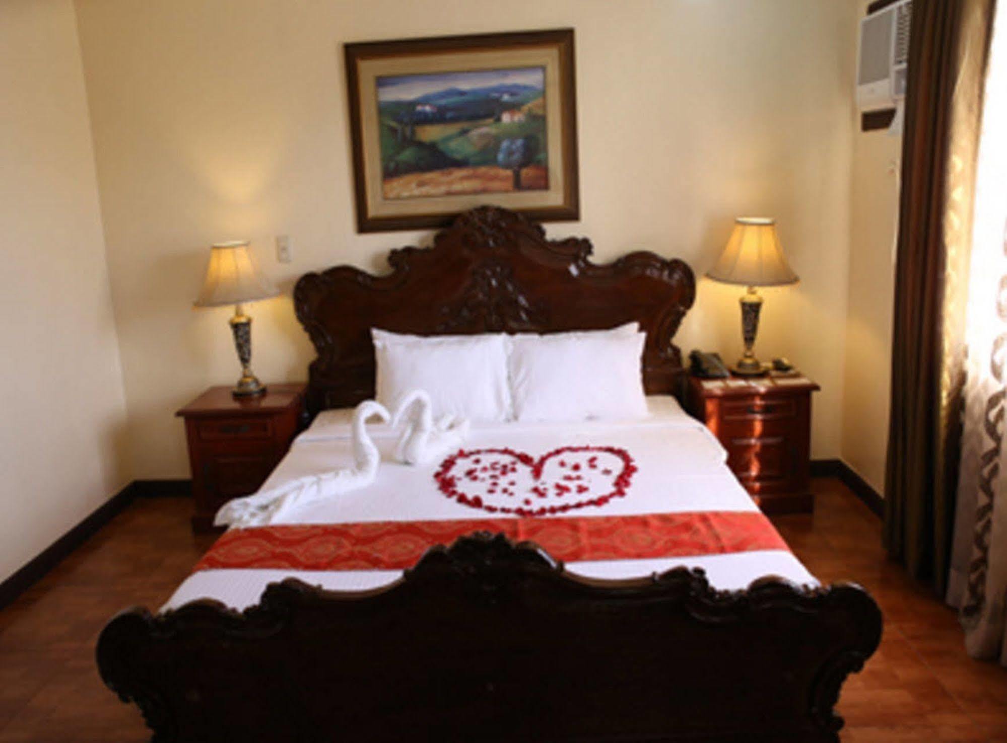 คราวน์รอยัลโฮเต็ล Hotel Balanga ภายนอก รูปภาพ