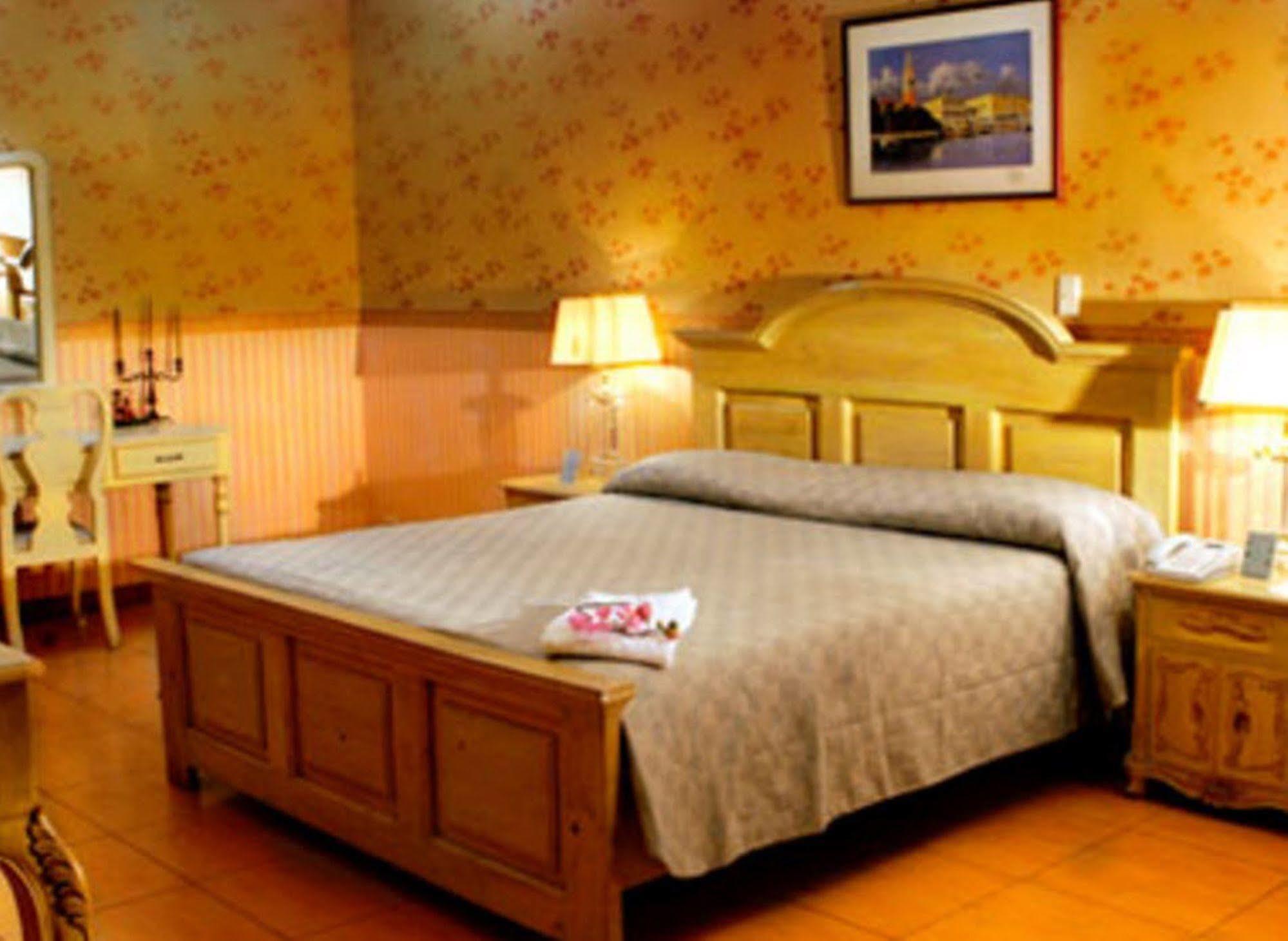 คราวน์รอยัลโฮเต็ล Hotel Balanga ภายนอก รูปภาพ
