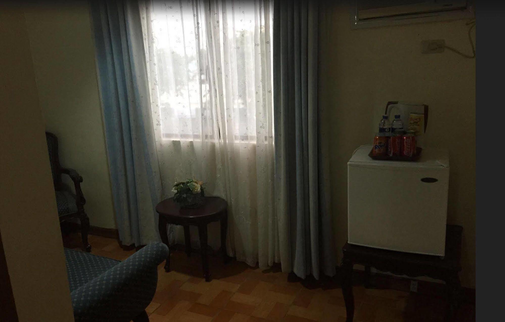 คราวน์รอยัลโฮเต็ล Hotel Balanga ภายนอก รูปภาพ