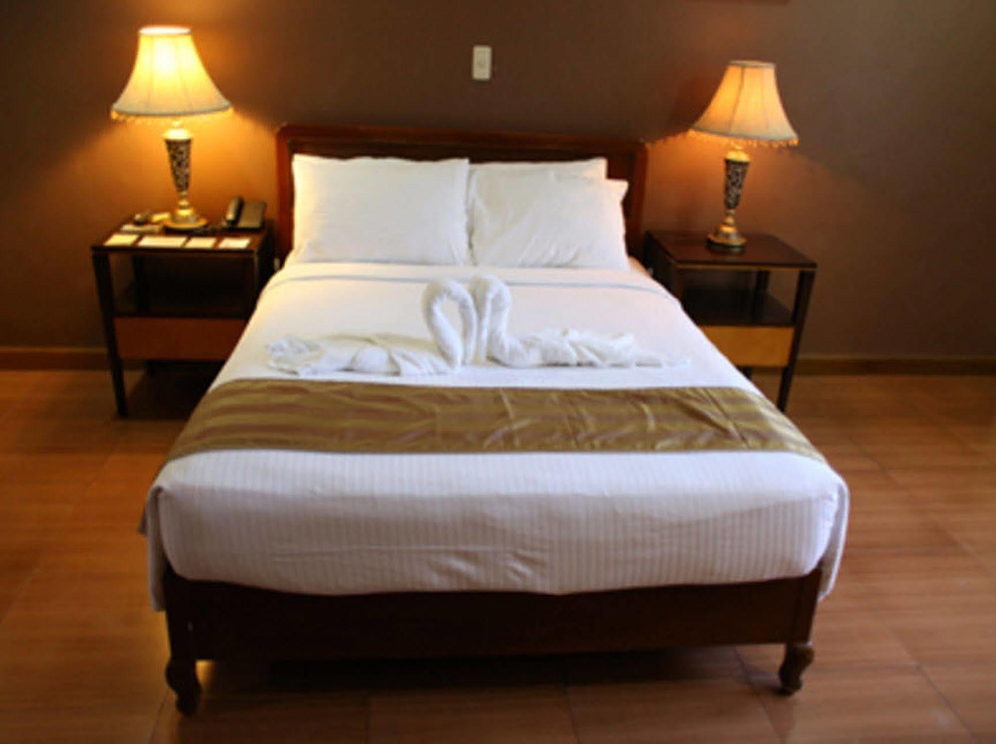 คราวน์รอยัลโฮเต็ล Hotel Balanga ภายนอก รูปภาพ