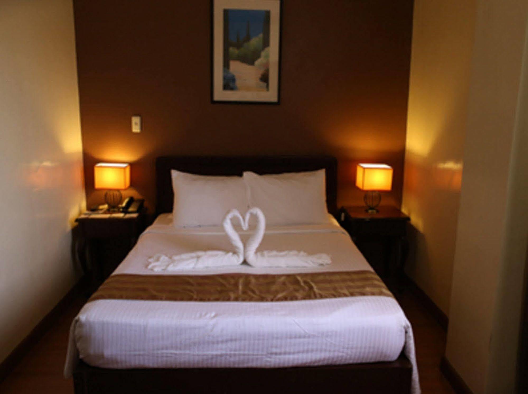 คราวน์รอยัลโฮเต็ล Hotel Balanga ภายนอก รูปภาพ