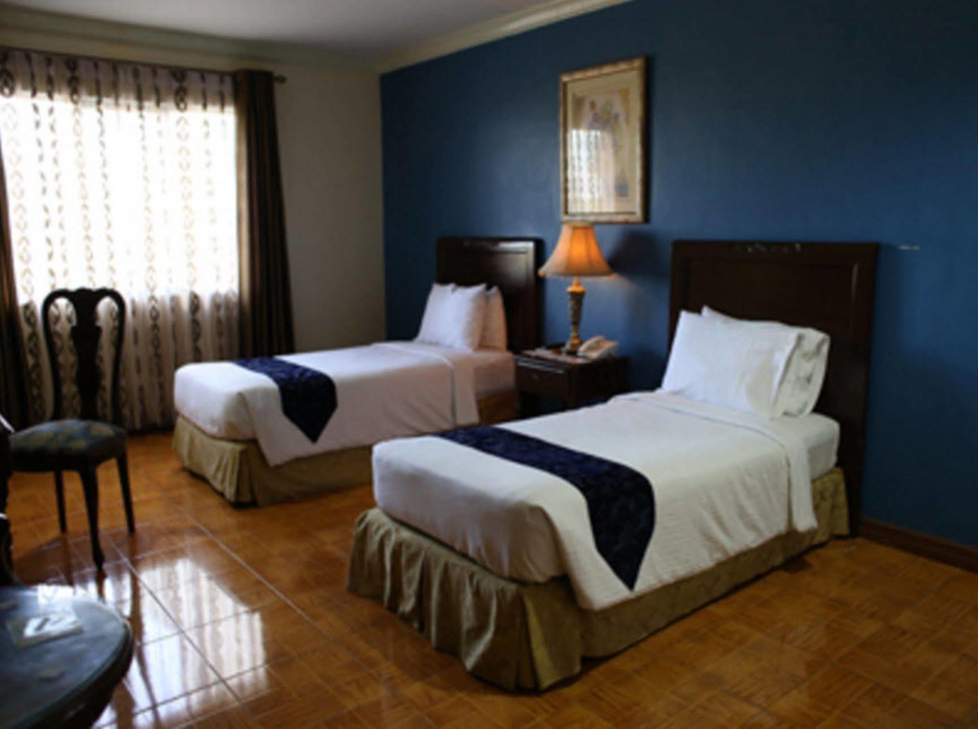 คราวน์รอยัลโฮเต็ล Hotel Balanga ภายนอก รูปภาพ