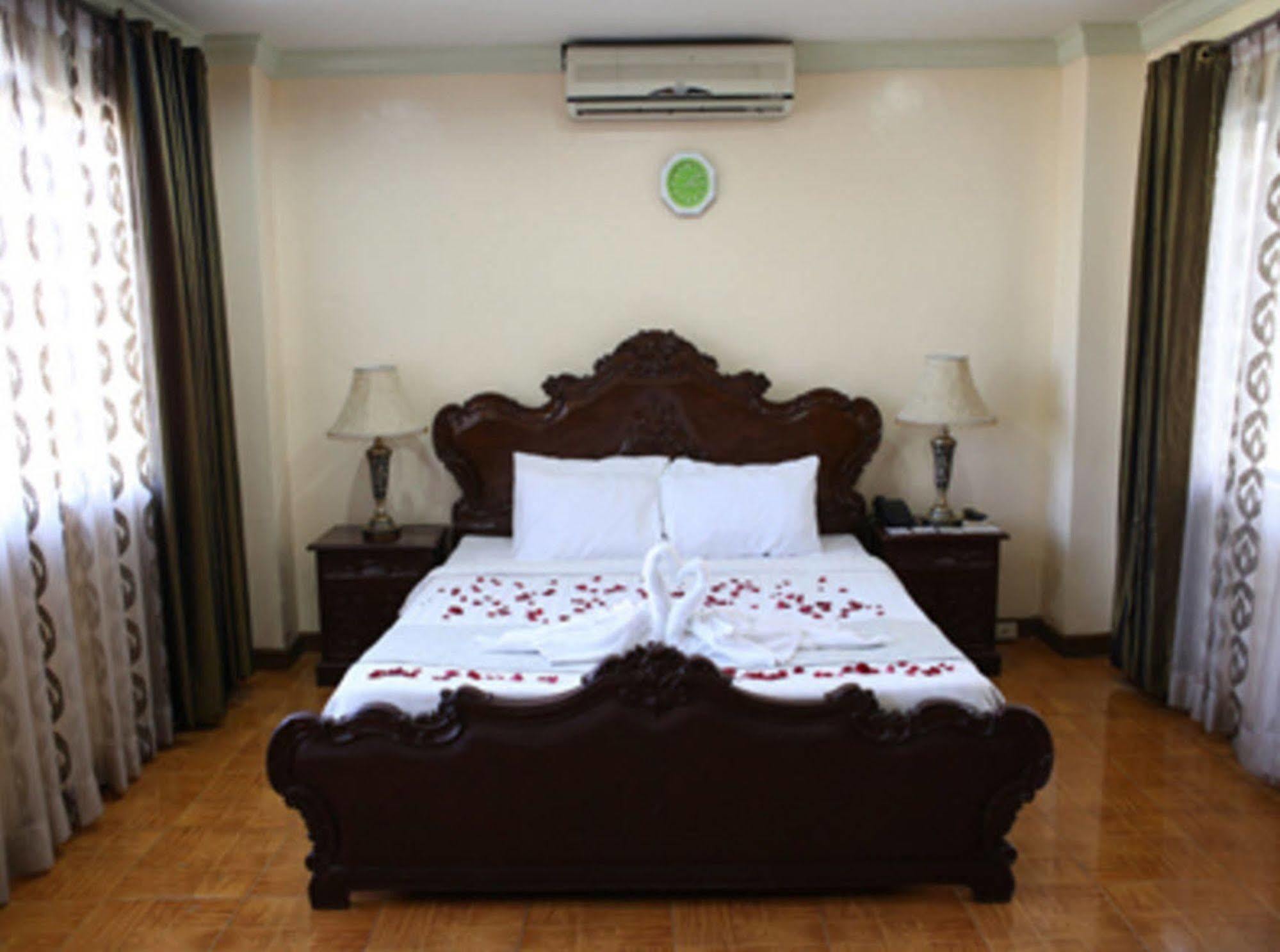คราวน์รอยัลโฮเต็ล Hotel Balanga ภายนอก รูปภาพ