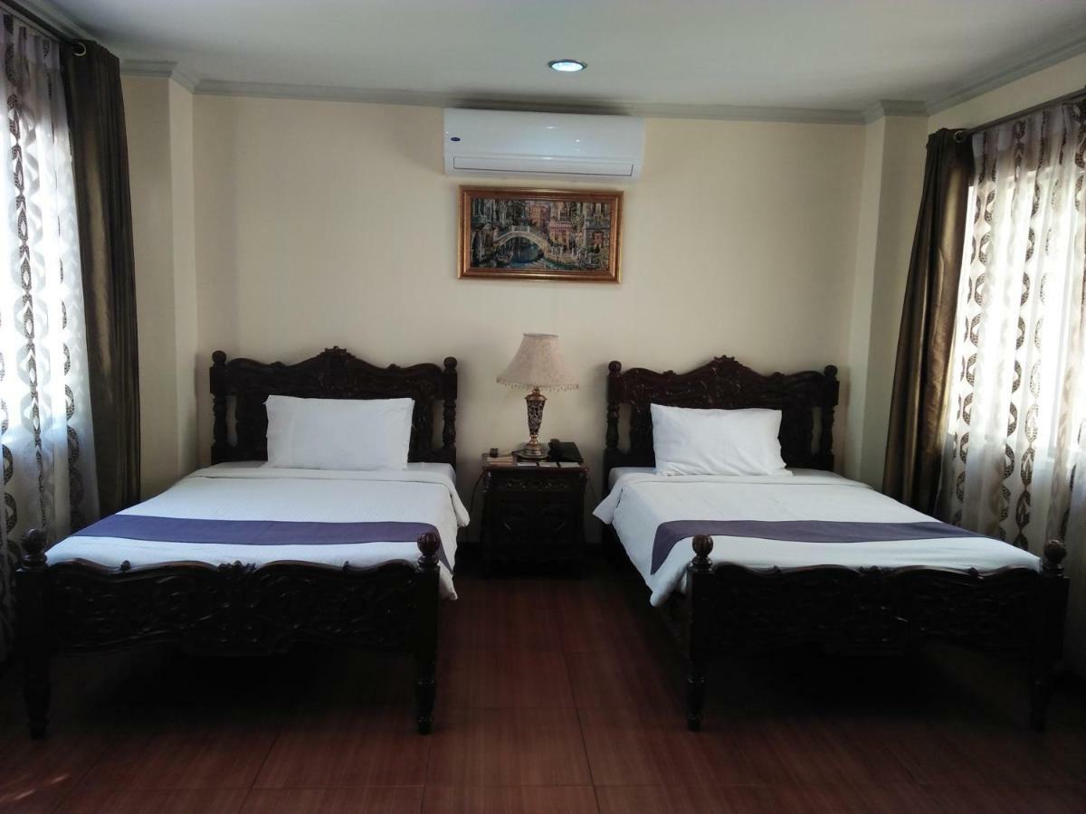 คราวน์รอยัลโฮเต็ล Hotel Balanga ภายนอก รูปภาพ