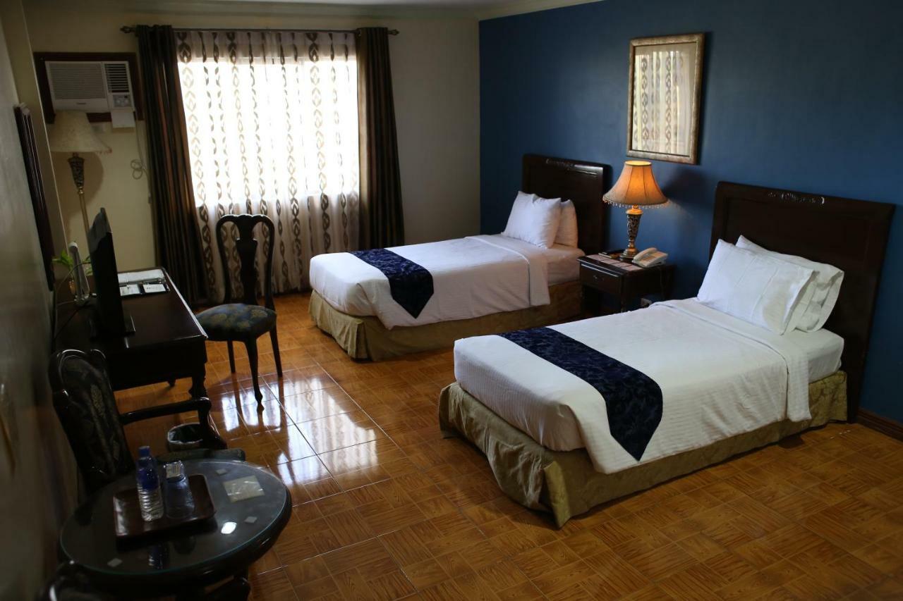 คราวน์รอยัลโฮเต็ล Hotel Balanga ภายนอก รูปภาพ