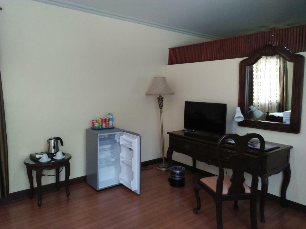คราวน์รอยัลโฮเต็ล Hotel Balanga ภายนอก รูปภาพ